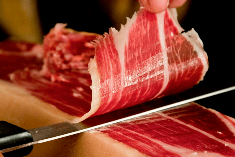 corte de jamón ibérico con cuchillo