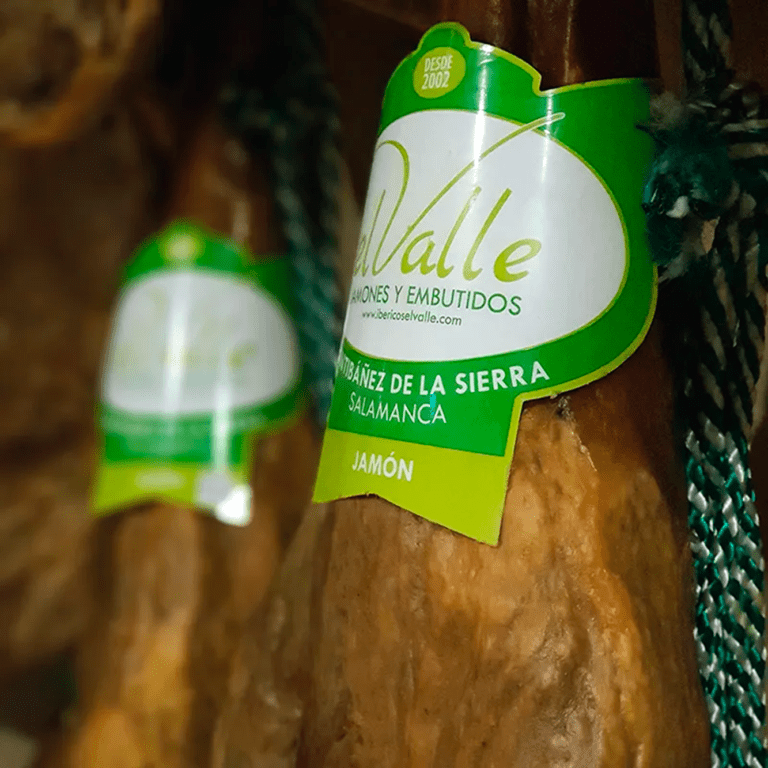 jamón ibérico colgado - Jamón de Salamanca